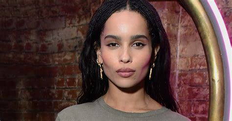 Zoe Kravitz, Following Mom Lisa Bonet, Naked on Rolling Stone。